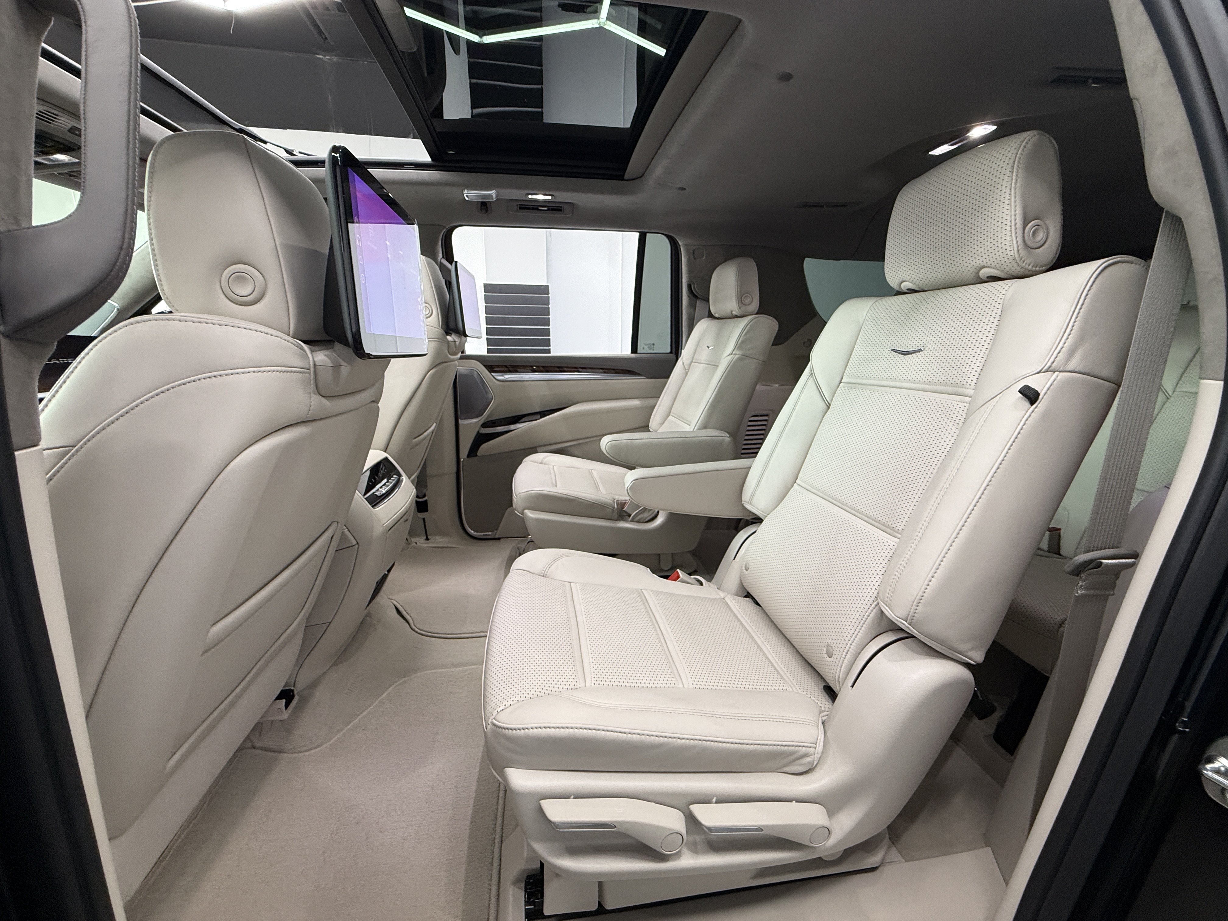Used 2026 Cadillac Escalade ESV Platinum Sport AWD/4WD image 29