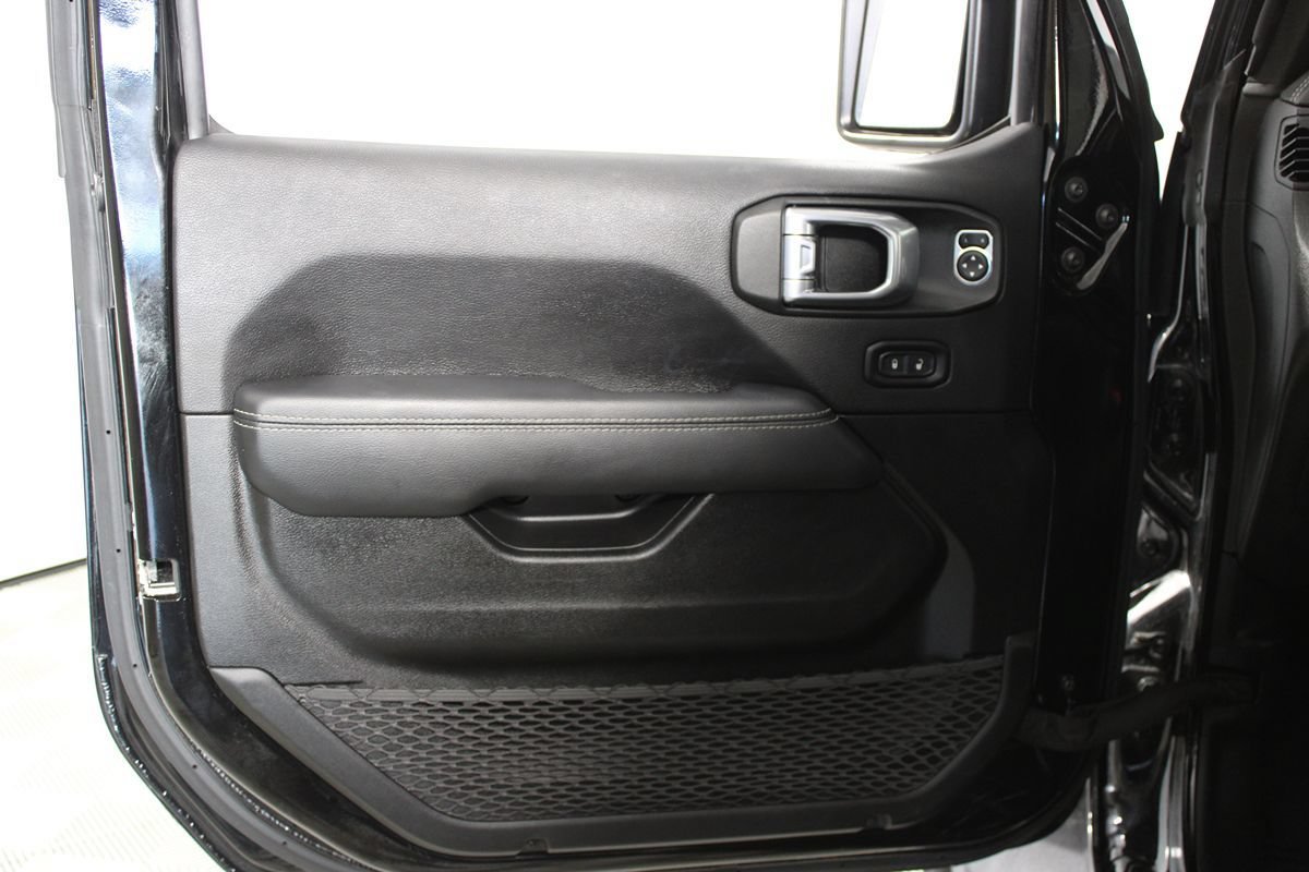 Used 2022 Jeep Wrangler Unlimited Sahara AWD/4WD image 5