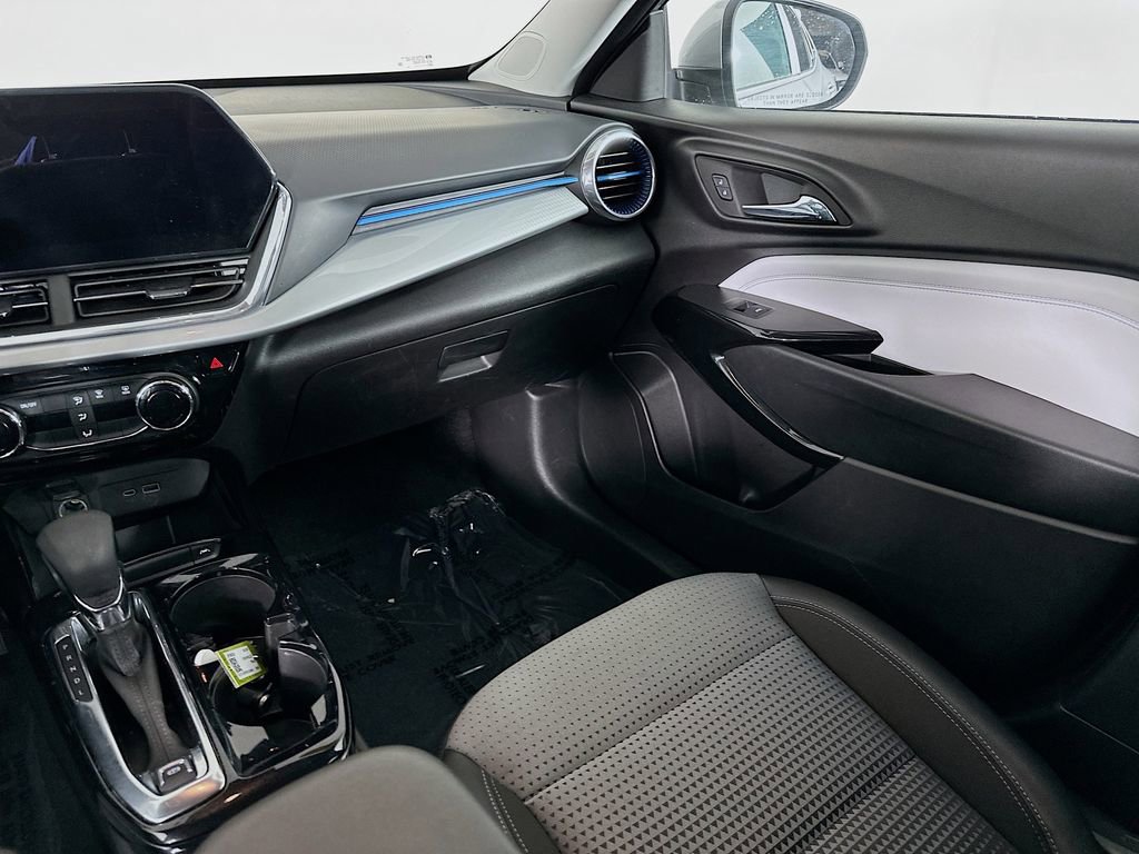 Used 2025 Chevrolet Trax LT image 28