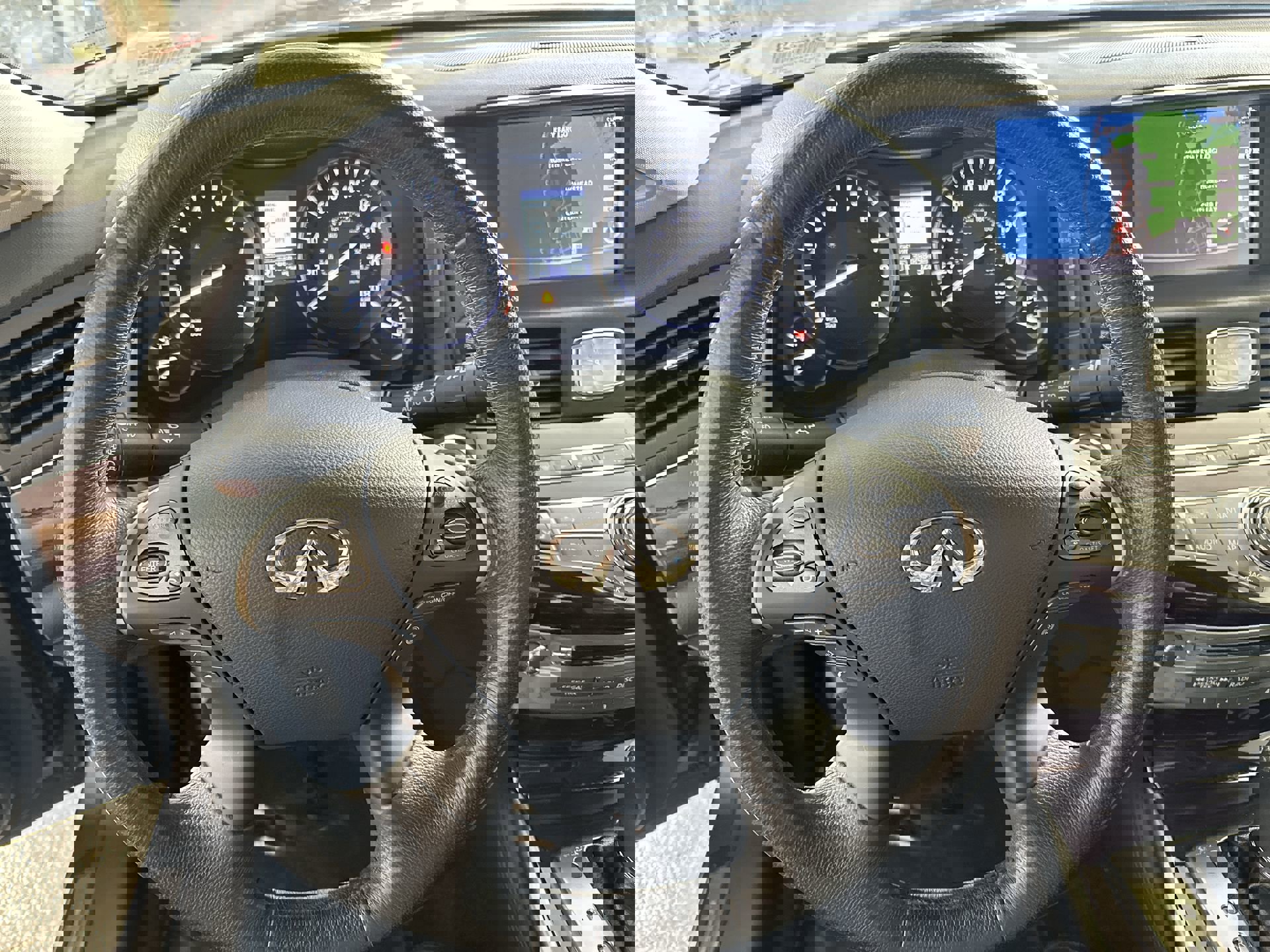 Used 2019 INFINITI Q70 Luxe w/ Proactive Package image 18