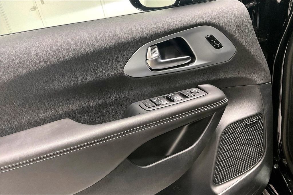 New 2026 Chrysler Pacifica Limited w/ Uconnect Theater Family Group image 19