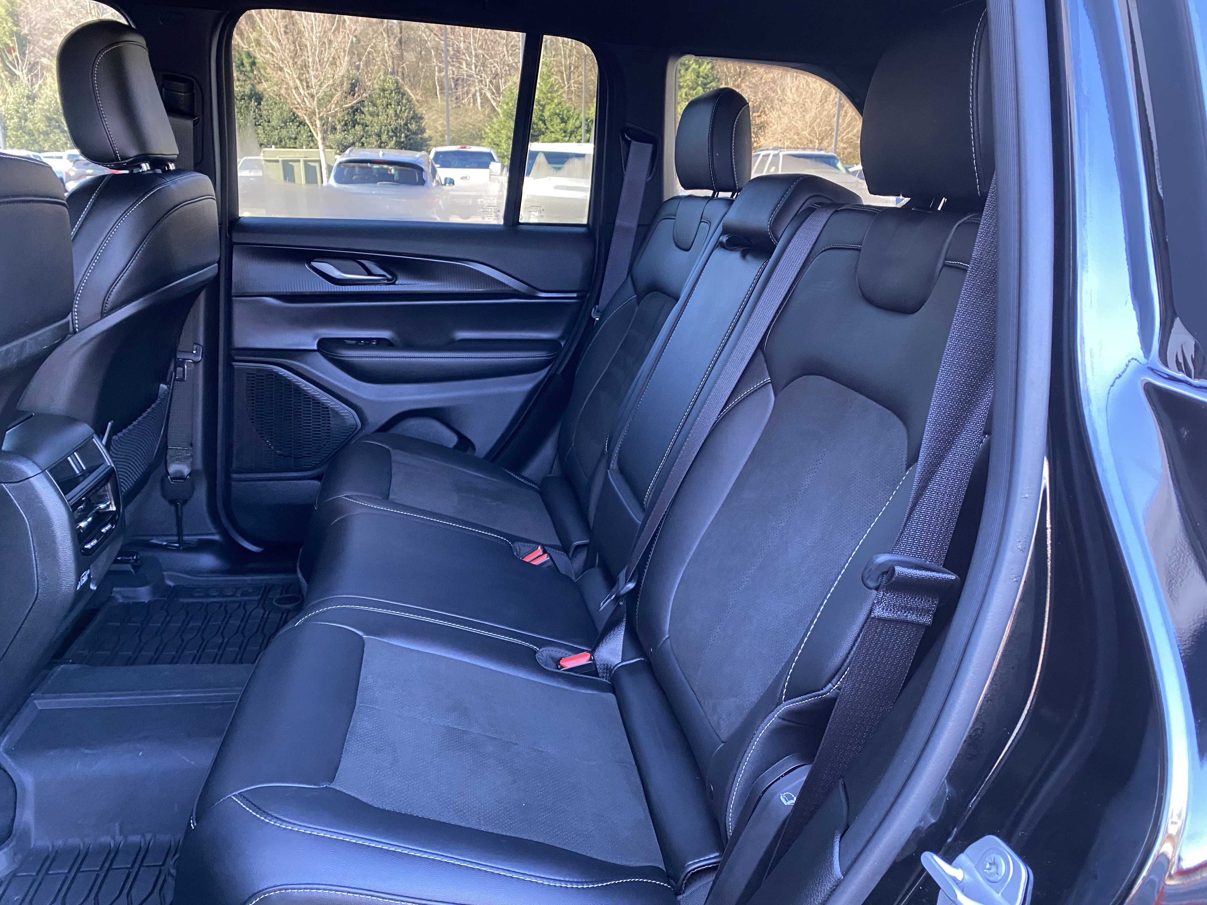 Used 2025 Jeep Grand Cherokee Altitude image 38