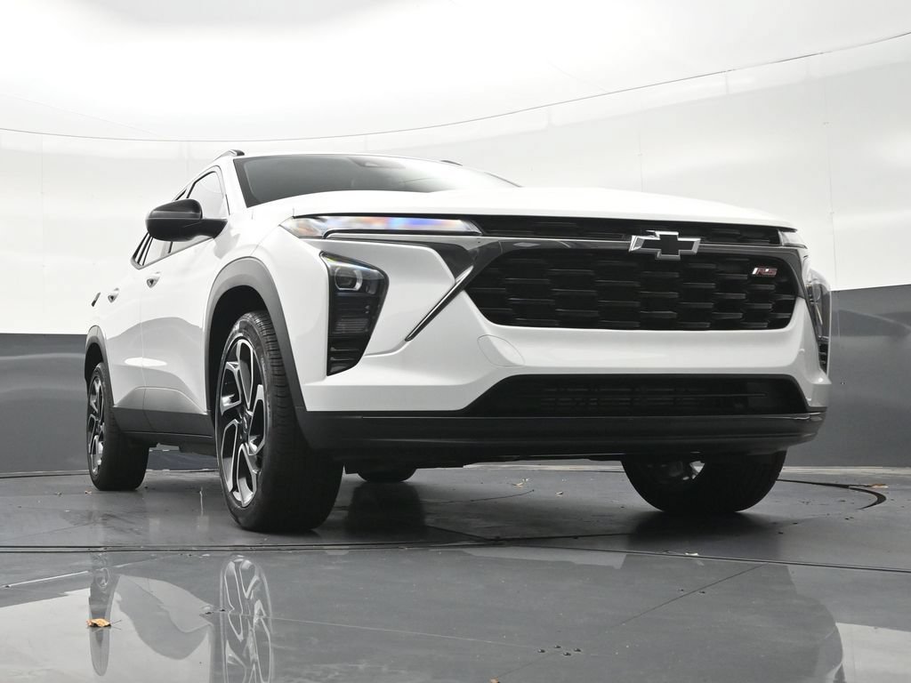 Used 2025 Chevrolet Trax RS w/ Sunroof Package FWD image 32