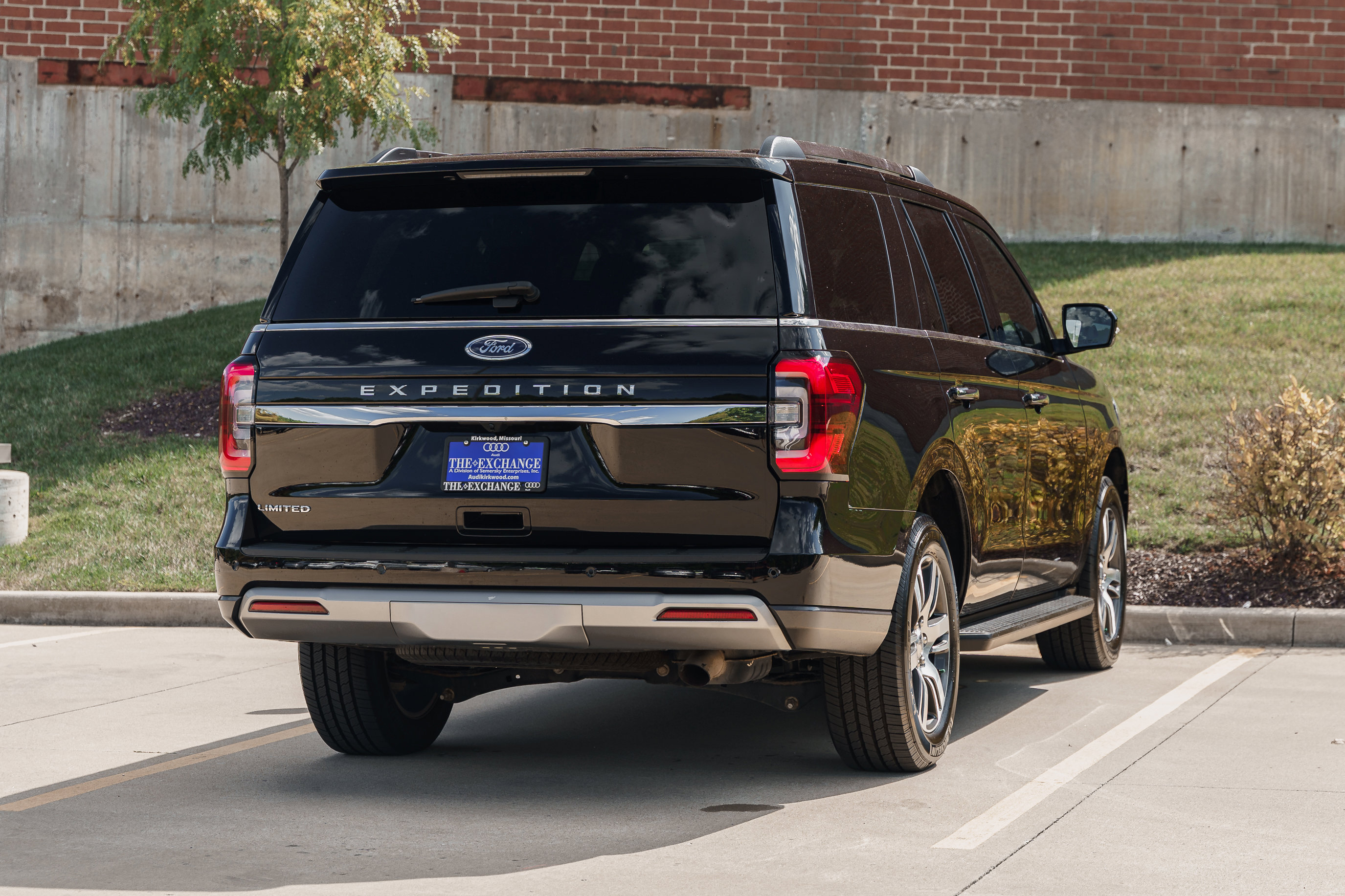 Used 2024 Ford Expedition Limited image 4