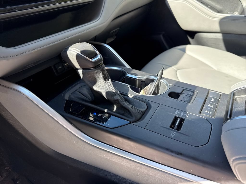 Used 2021 Toyota Highlander XLE AWD/4WD image 24