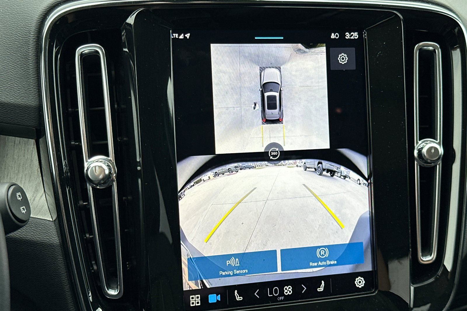 Used 2025 Volvo XC40 B5 Plus image 19