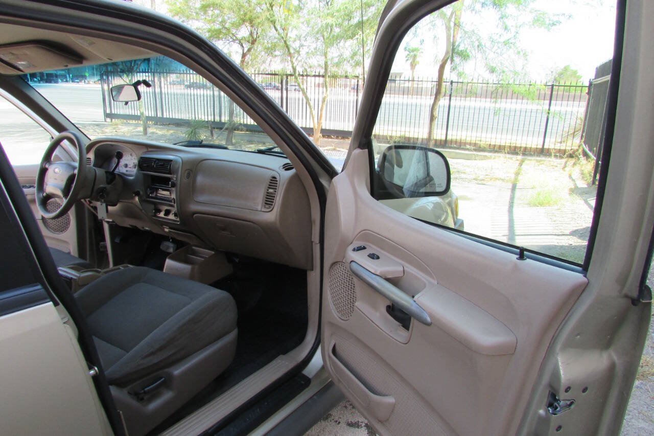 Used 2001 Ford Explorer Sport Trac 2WD image 25