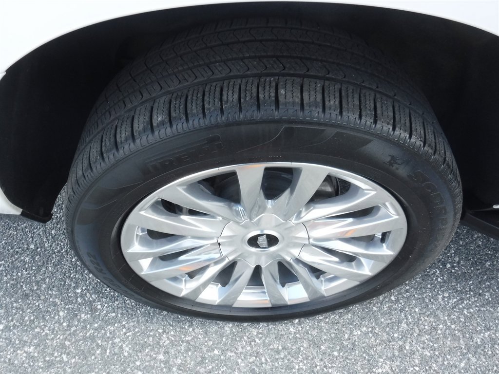 Used 2023 Cadillac Escalade ESV Premium Luxury image 4