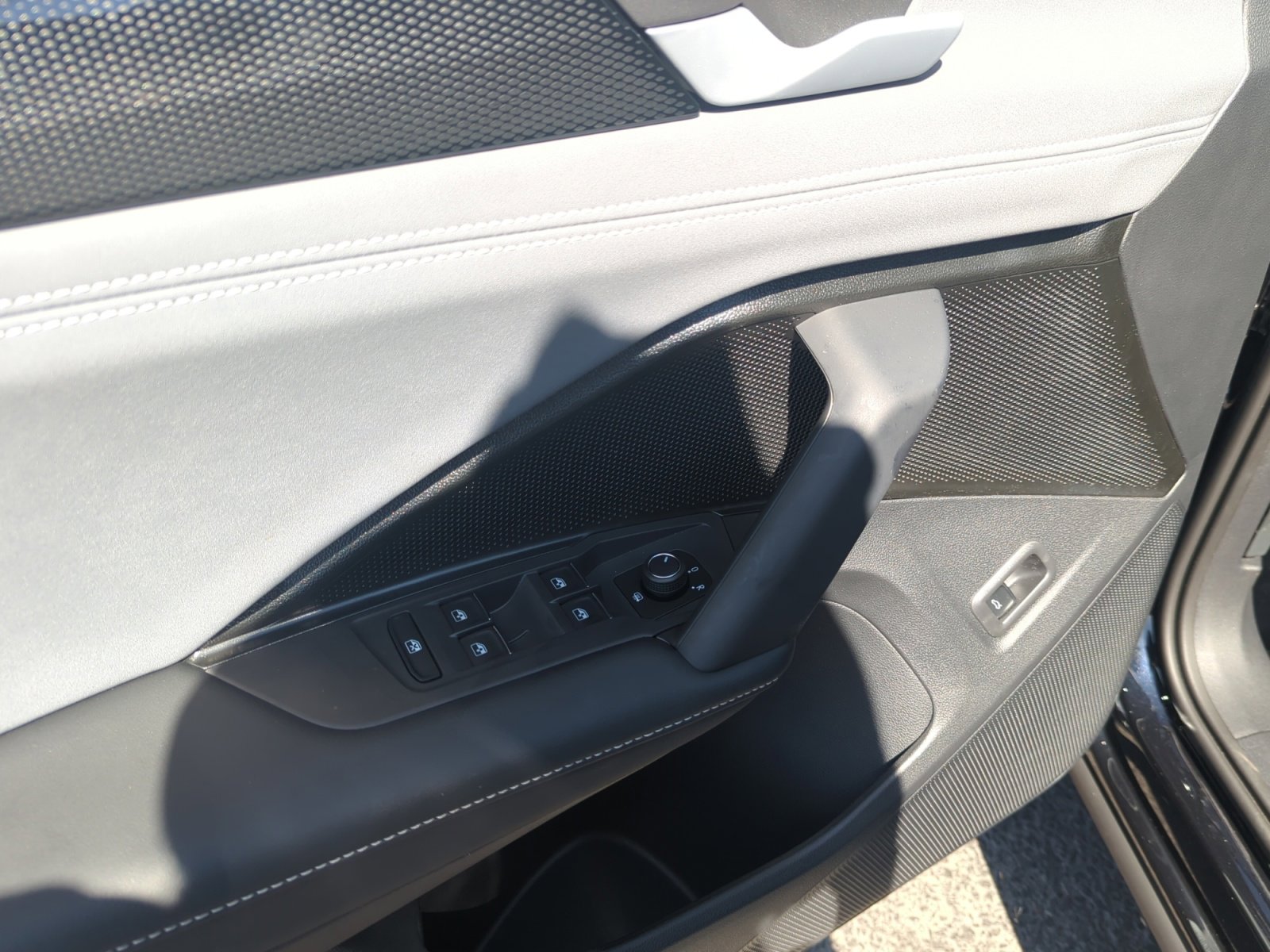 New 2025 Volkswagen Tiguan SE image 13