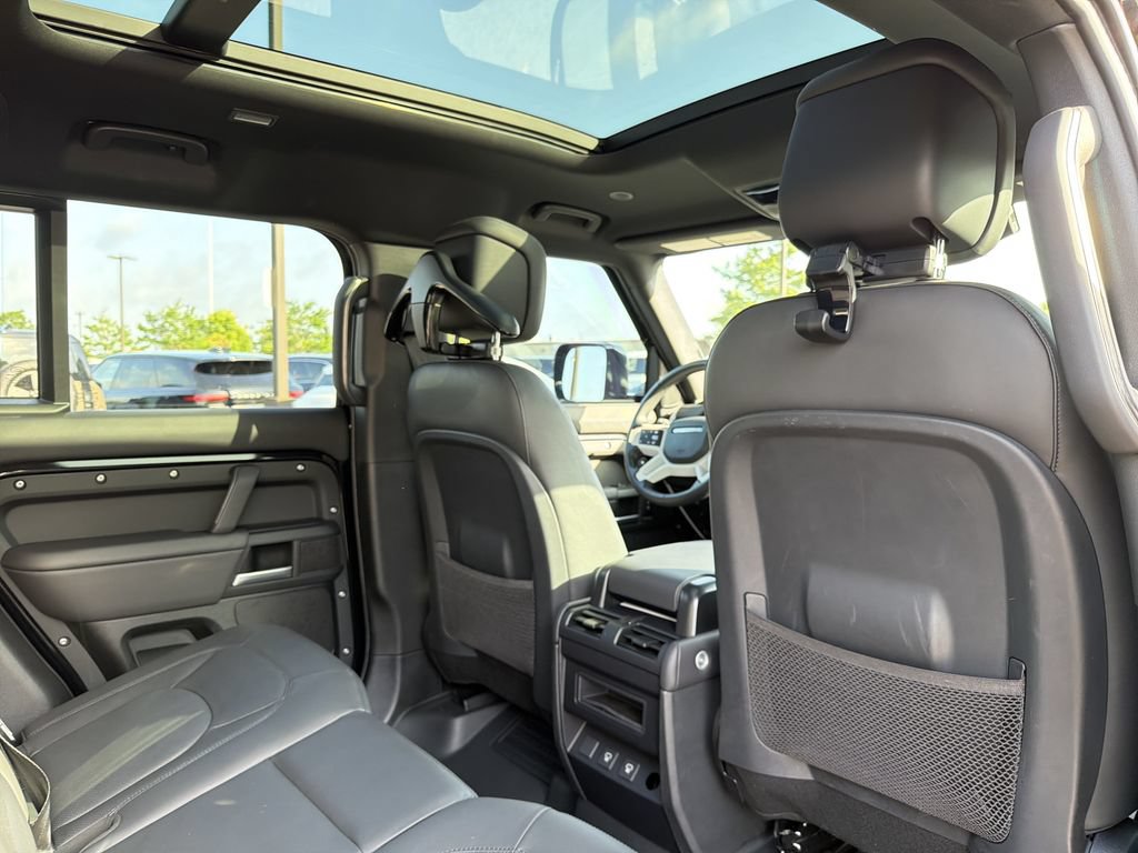 Used 2025 Land Rover Defender 110 X-Dynamic SE AWD/4WD image 14