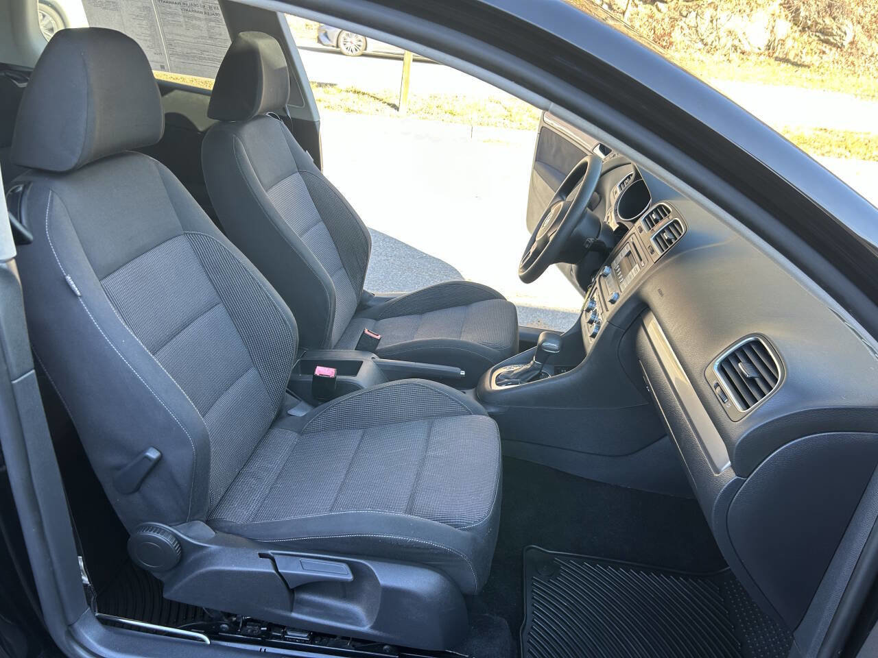 Used 2010 Volkswagen Golf 2-Door image 18