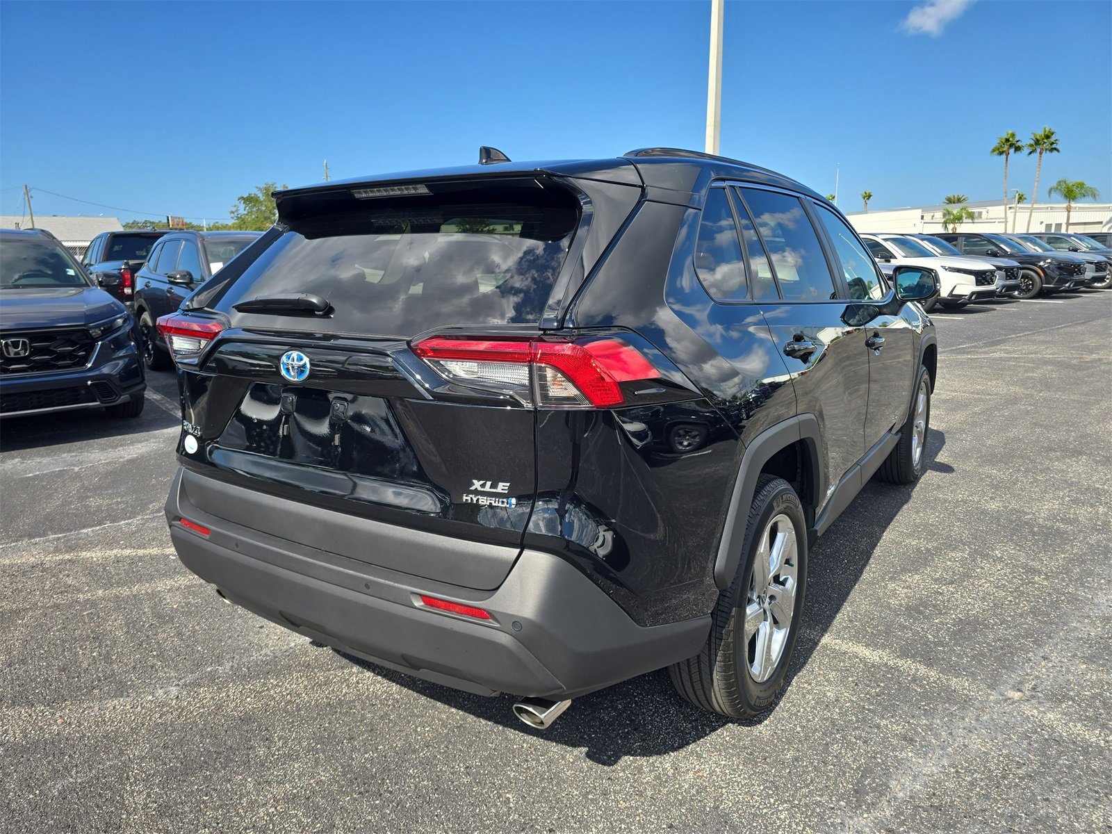 Used 2021 Toyota RAV4 XLE Premium image 4