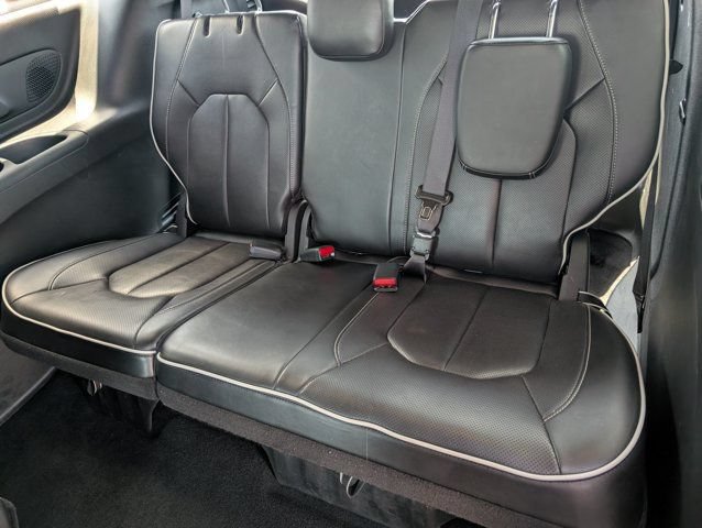 Used 2025 Chrysler Pacifica Limited FWD image 31
