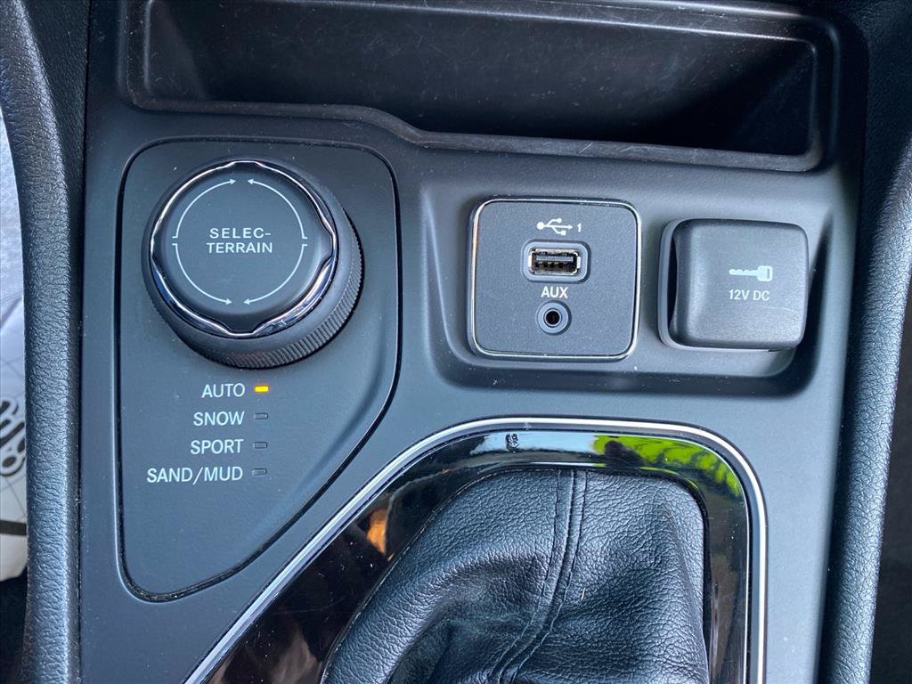 Used 2022 Jeep Cherokee Limited AWD/4WD image 13