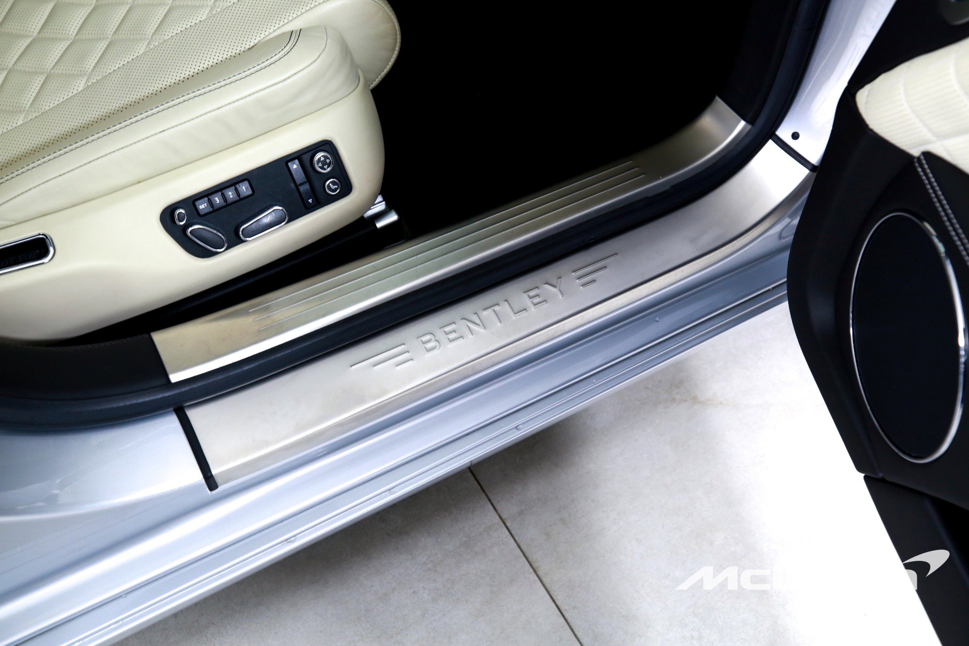 Used 2017 Bentley Flying Spur V8 image 31