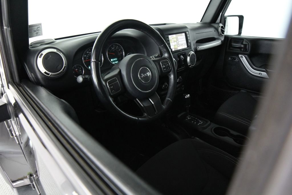 Used 2018 Jeep Wrangler Unlimited Sahara AWD/4WD image 6