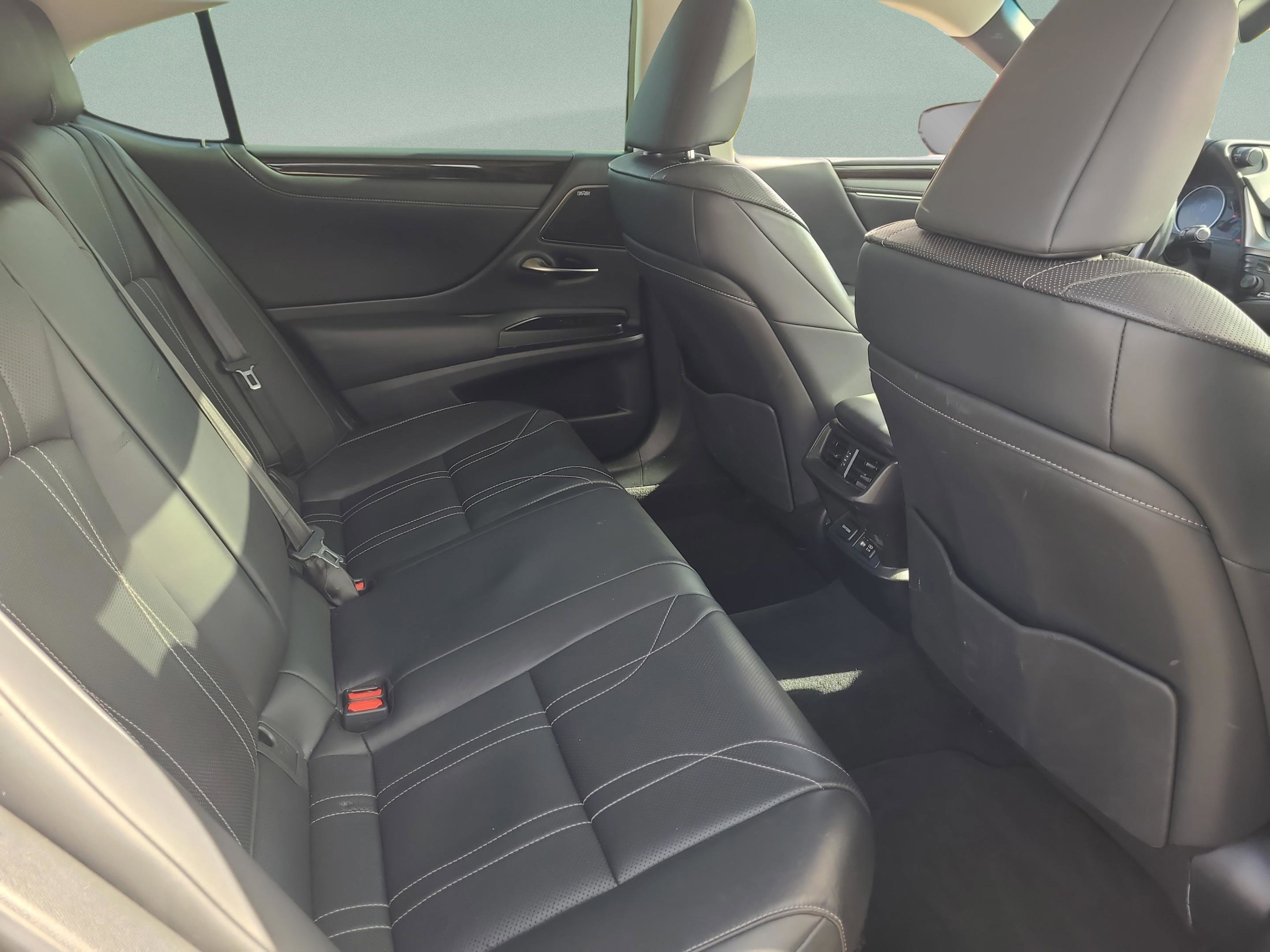 Used 2019 Lexus ES 300h w/ Accessory Package 2 image 14