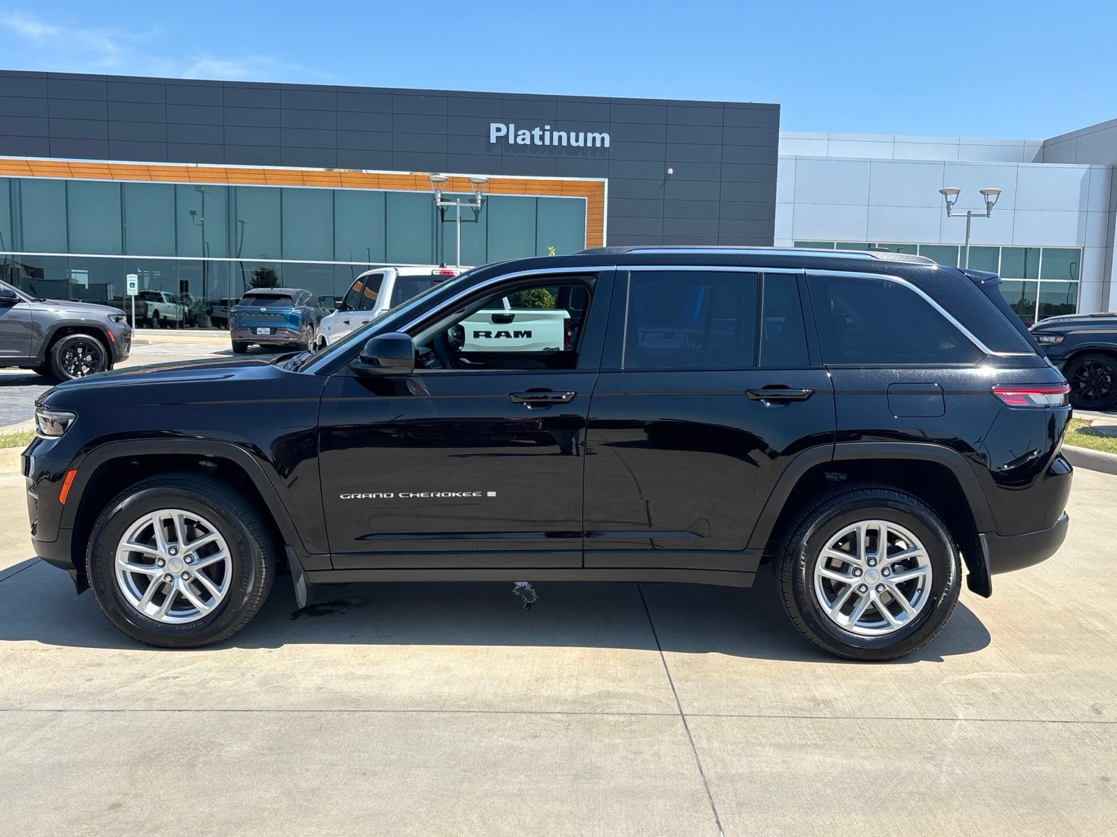 Used 2023 Jeep Grand Cherokee Laredo X AWD/4WD video 2