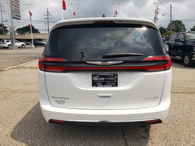 Used 2024 Chrysler Pacifica Limited FWD image 4