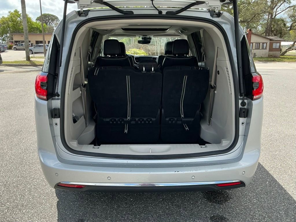 Used 2024 Chrysler Pacifica Limited image 21