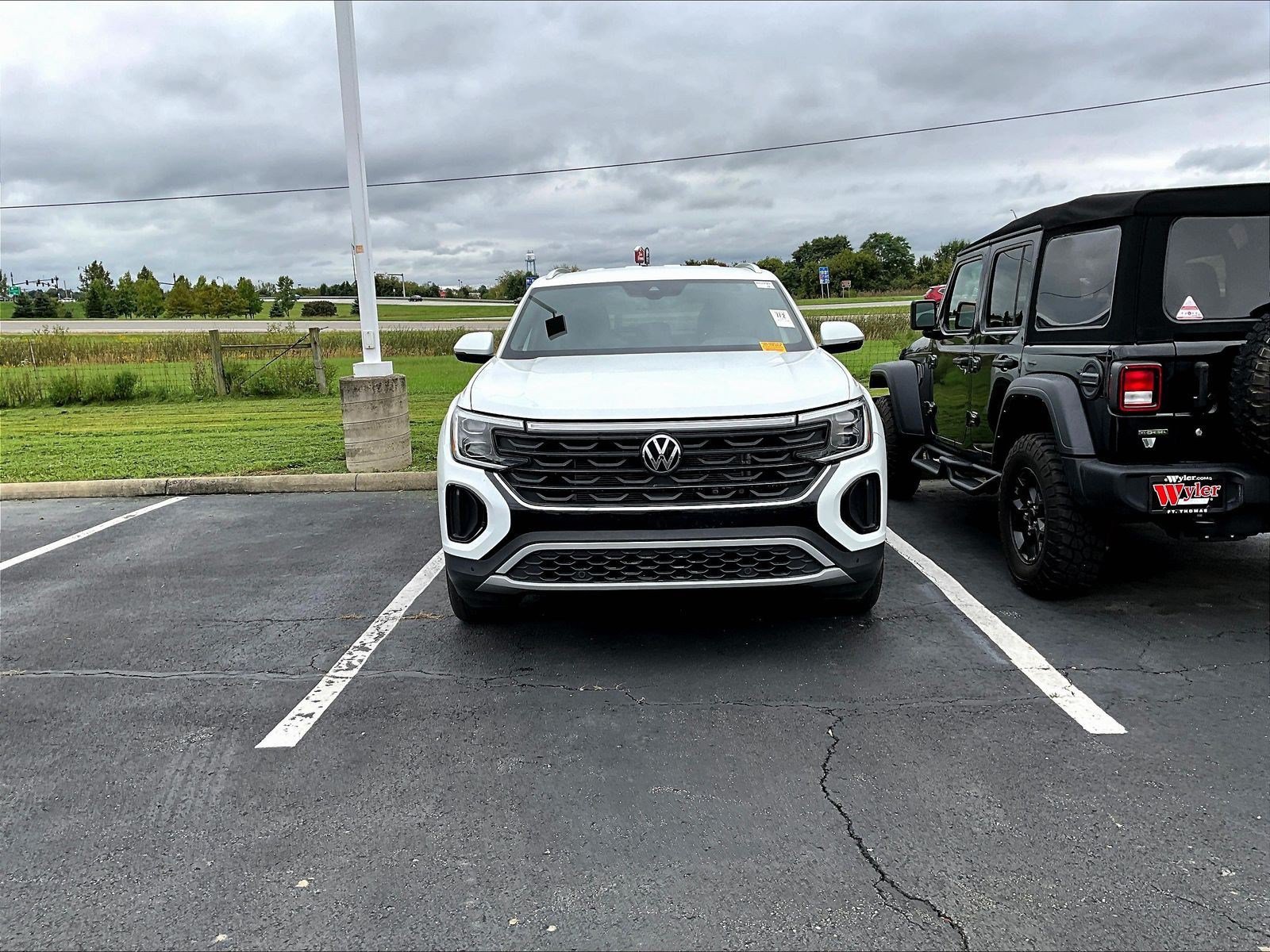Used 2024 Volkswagen Atlas Cross Sport SE AWD/4WD image 3