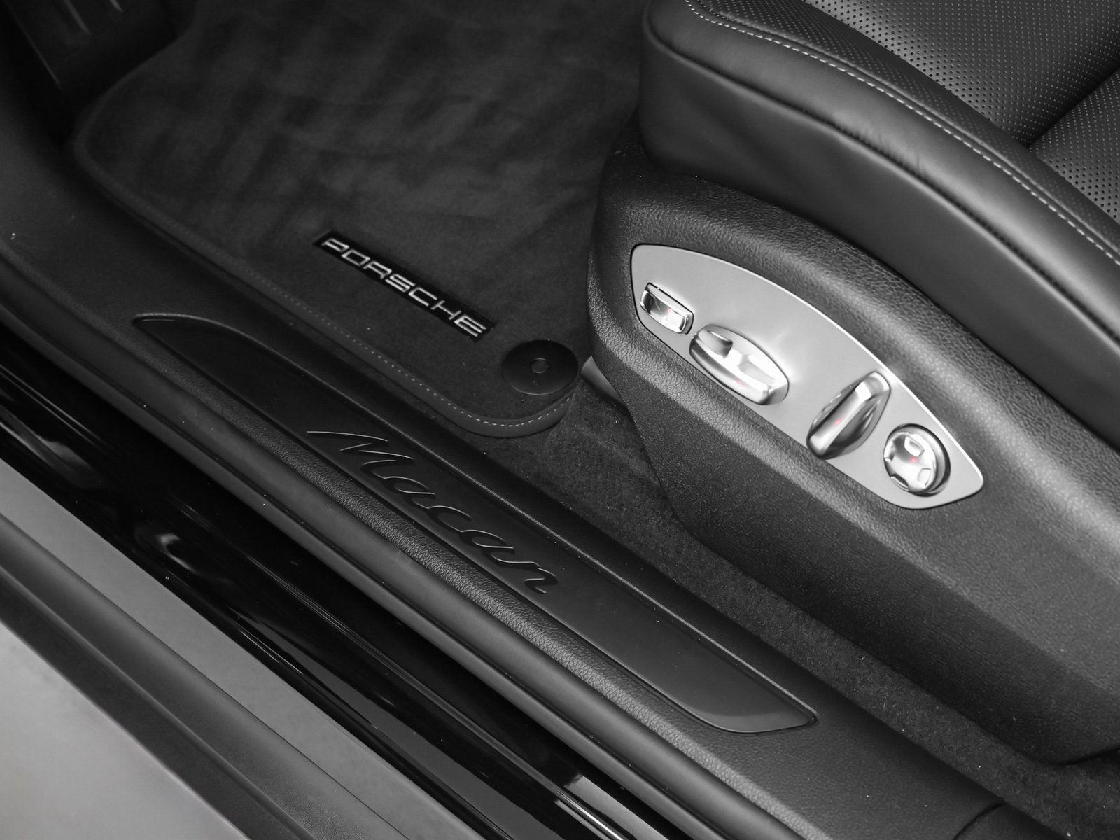 Certified 2025 Porsche Macan AWD/4WD image 23