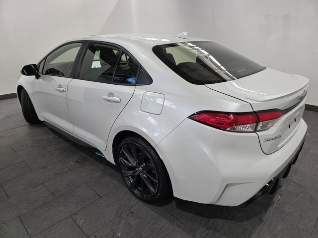 Used 2024 Toyota Corolla SE w/ SE Premium Package image 3