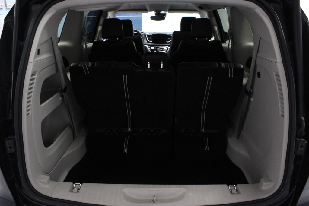 Used 2024 Chrysler Pacifica Touring-L FWD image 18