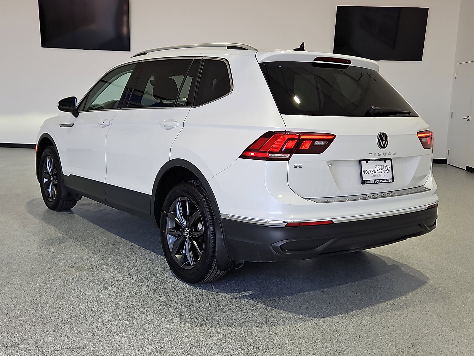 Certified 2023 Volkswagen Tiguan SE image 2