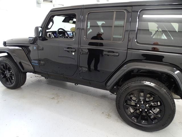 Certified 2025 Jeep Wrangler Unlimited Sahara w/ Safety Group image 17