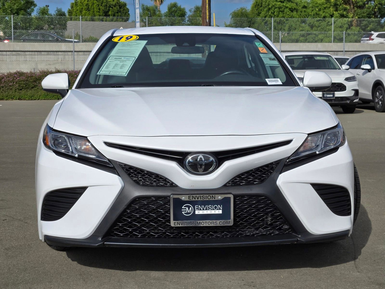 Used 2019 Toyota Camry SE image 2