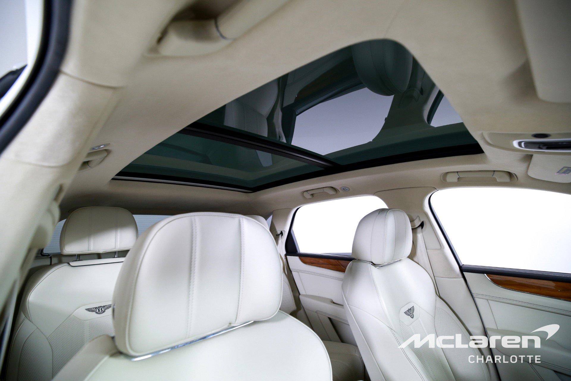 Used 2023 Bentley Bentayga Plug-In Hybrid image 27