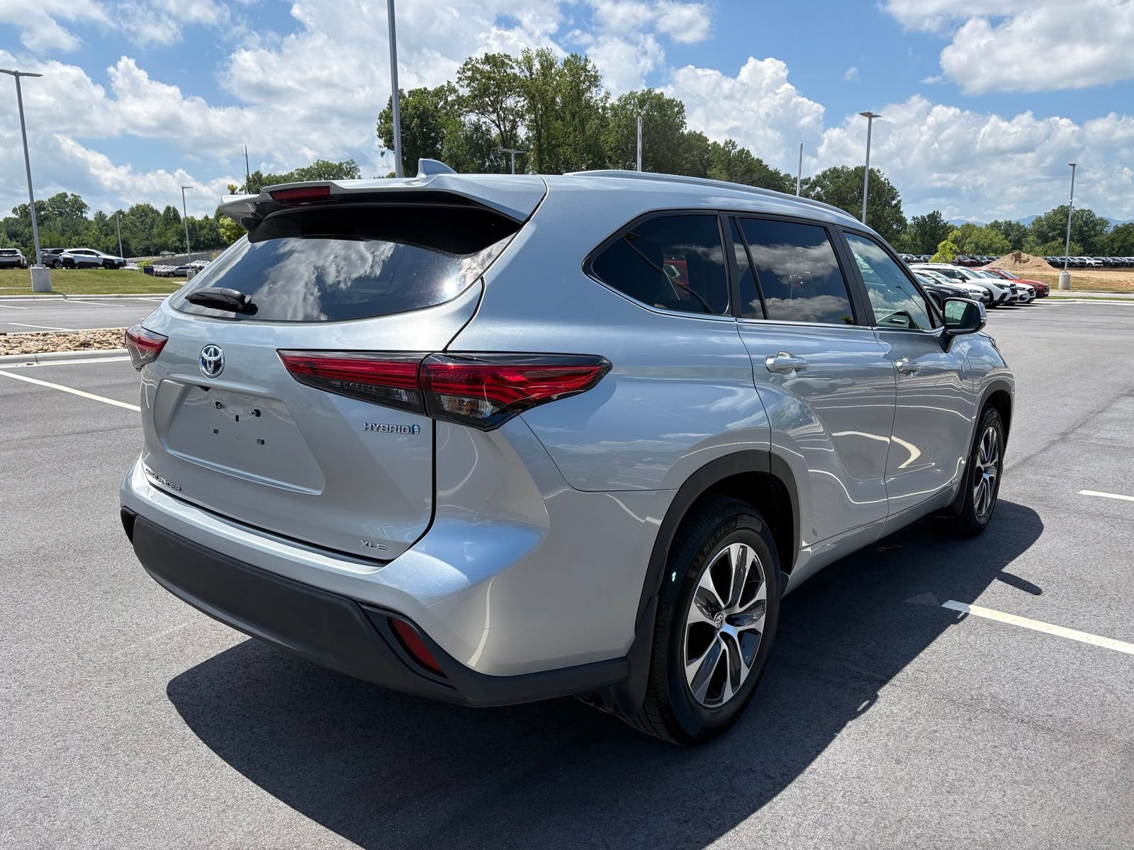 Used 2023 Toyota Highlander XLE AWD/4WD image 7