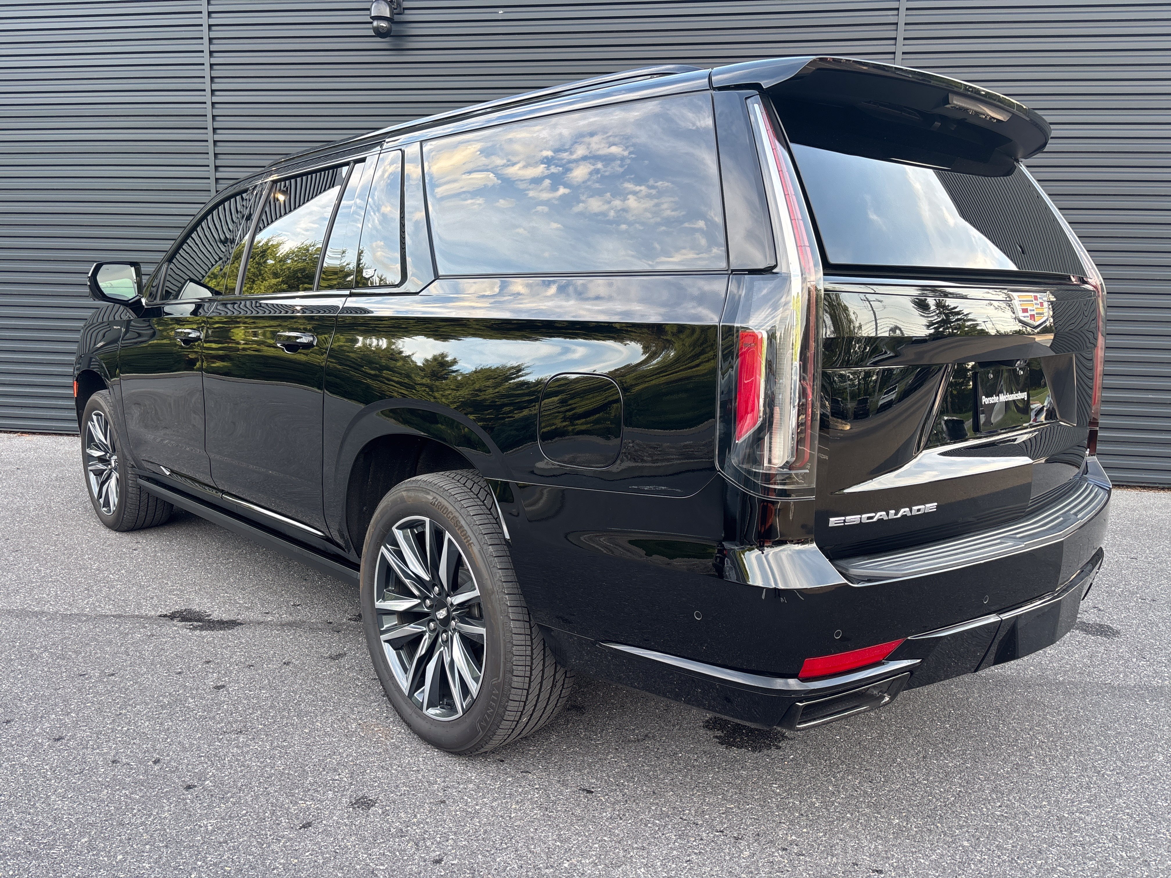 Used 2021 Cadillac Escalade ESV Sport w/ Driver Assist Tech Package AWD/4WD image 3