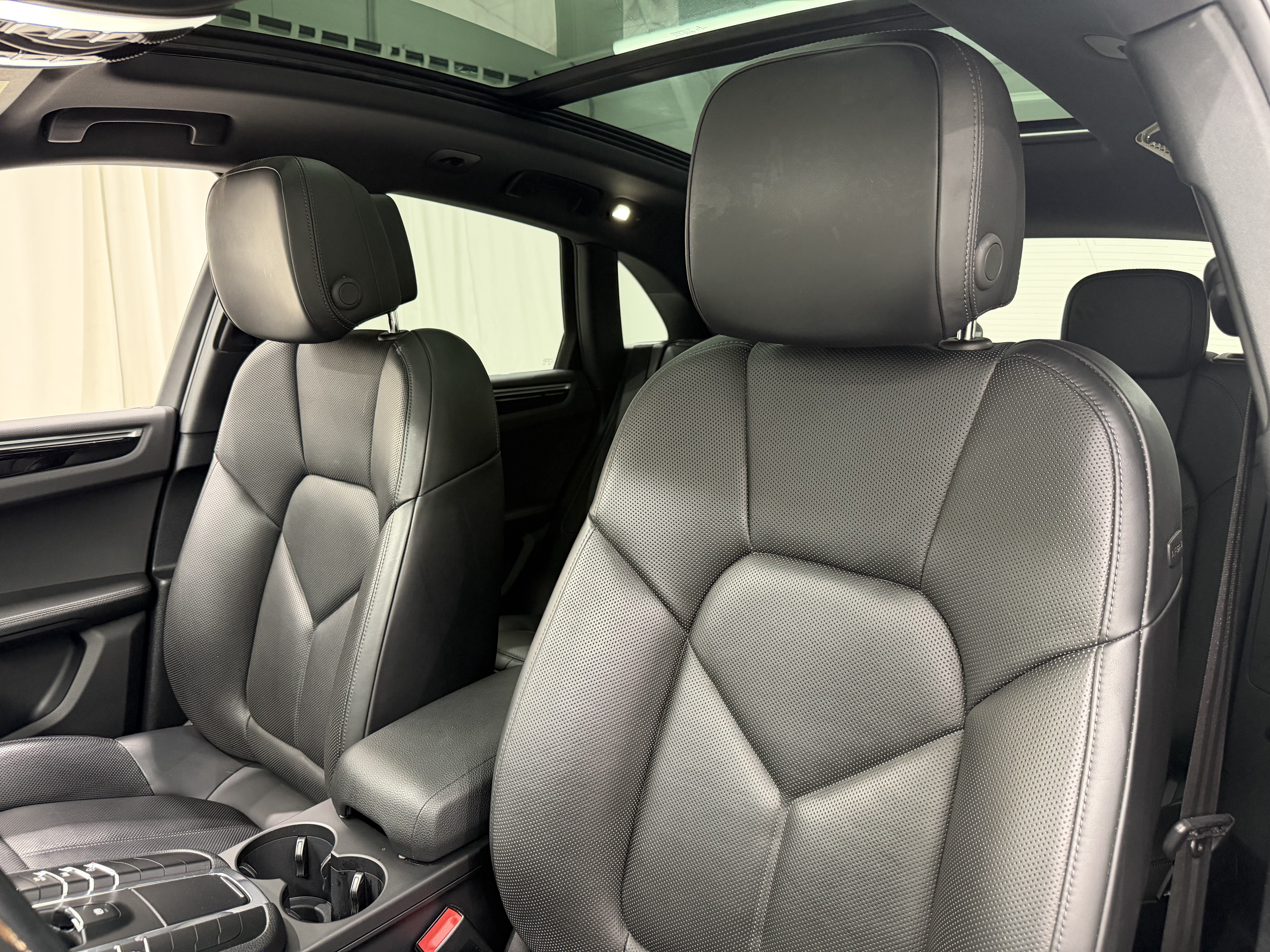 Certified 2018 Porsche Macan AWD/4WD image 33