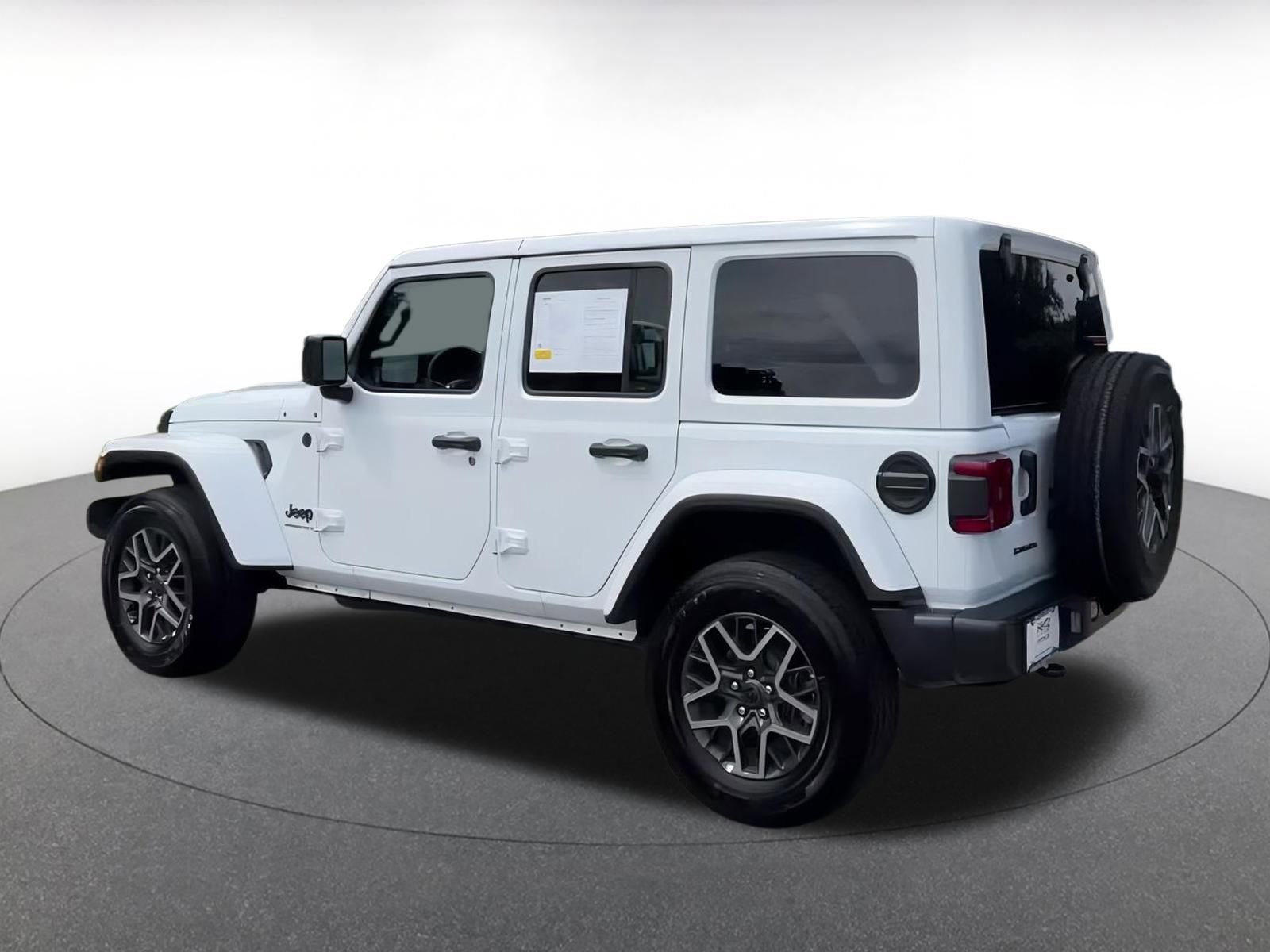 Used 2025 Jeep Wrangler Sahara image 9