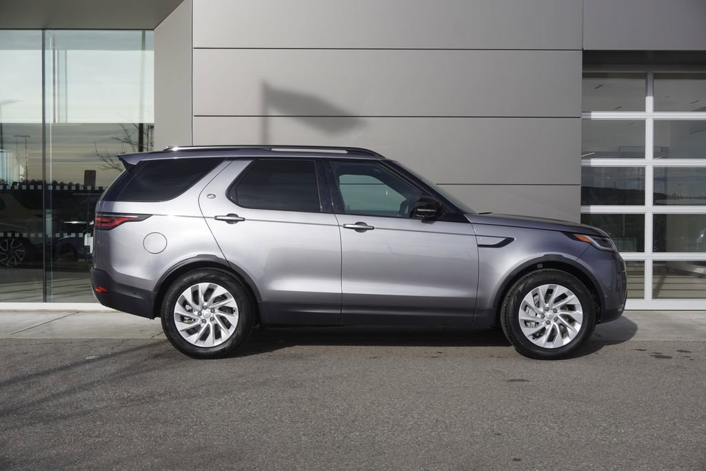 Used 2025 Land Rover Discovery S image 7