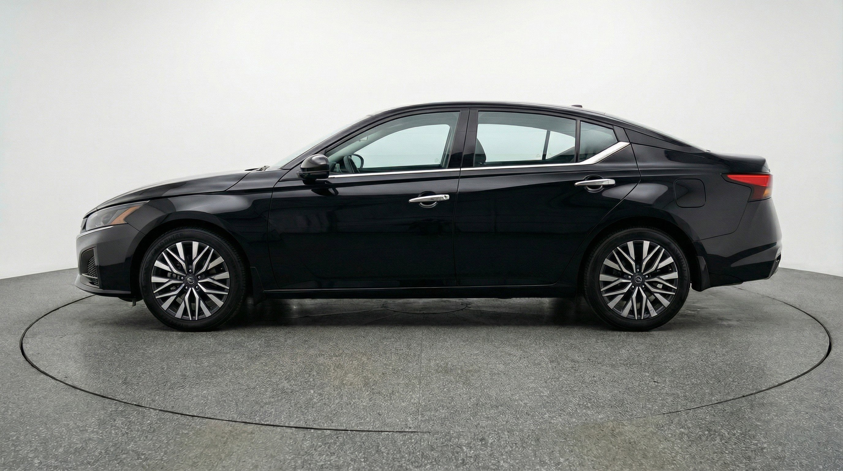 Used 2025 Nissan Altima 2.5 SV FWD image 5