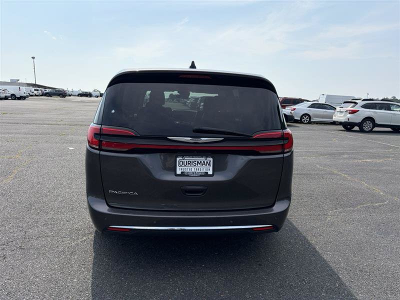 Used 2023 Chrysler Pacifica Touring-L FWD image 7