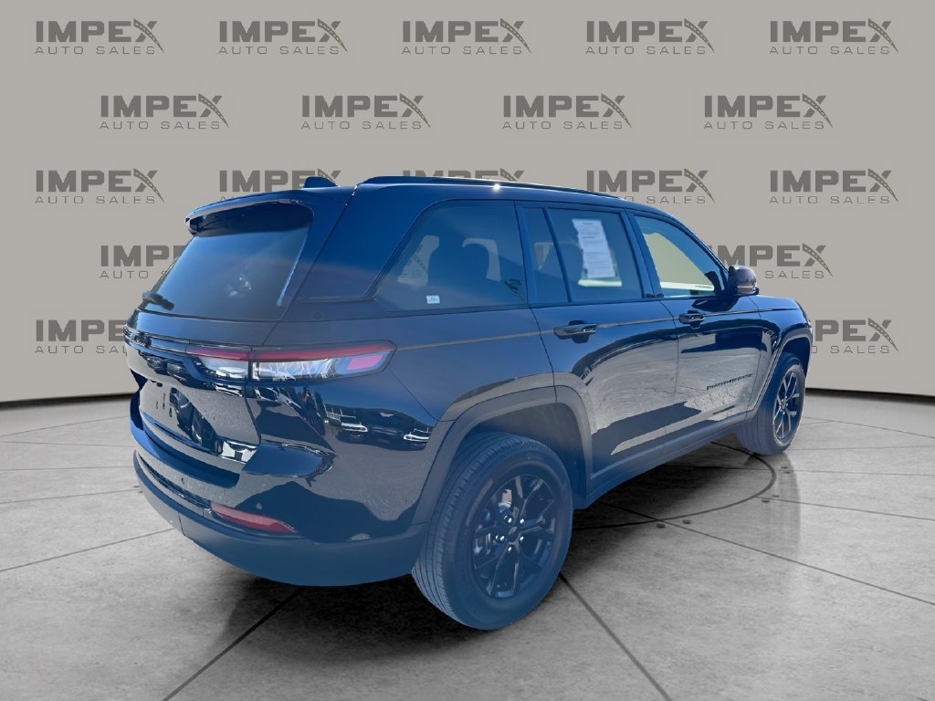 Used 2025 Jeep Grand Cherokee Altitude RWD image 5