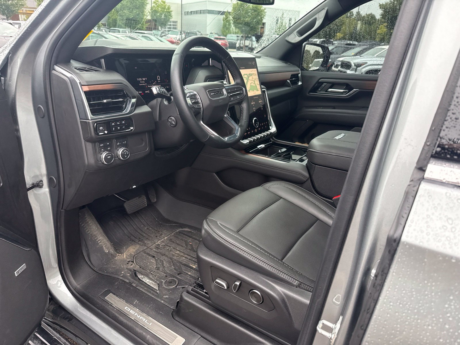 Used 2025 GMC Yukon Denali w/ Sun & Power Step Package AWD/4WD image 9