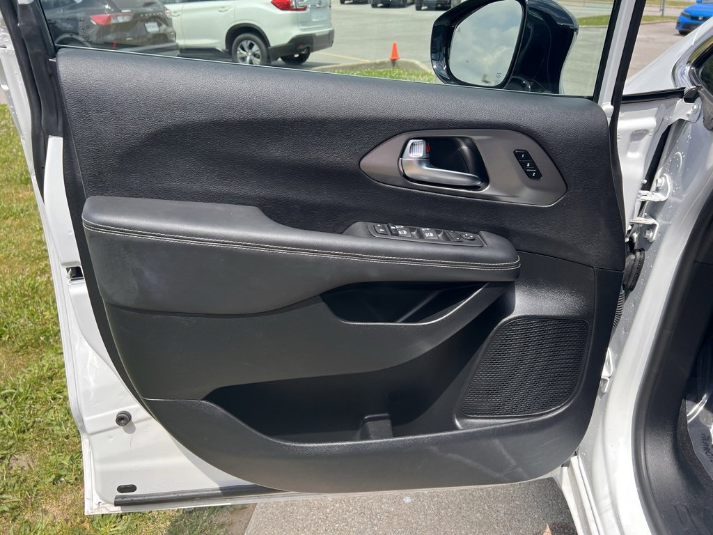 Used 2025 Chrysler Pacifica Select image 11