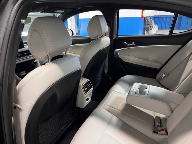 Used 2025 Genesis G70 2.5T RWD image 17