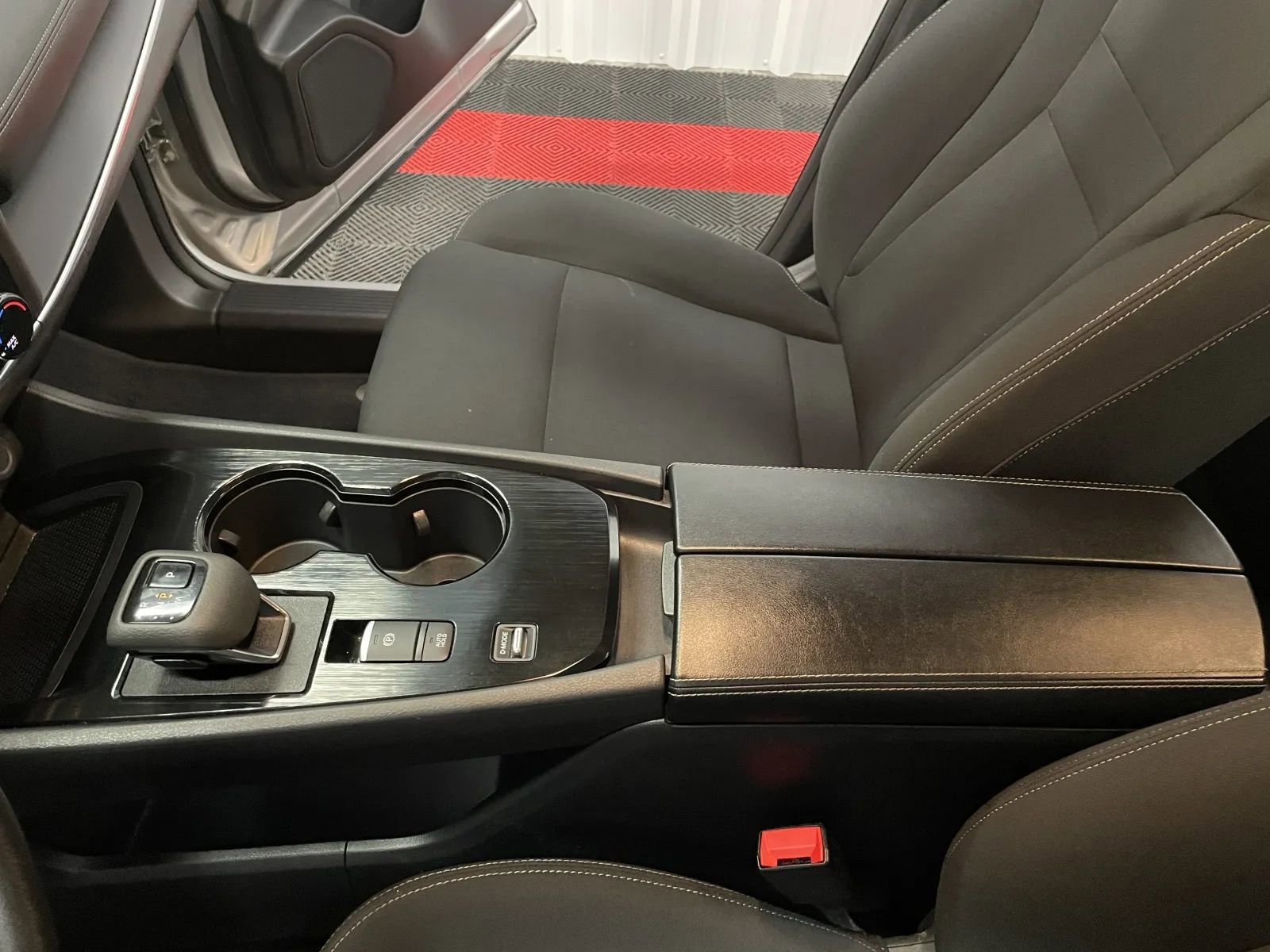 Used 2024 Nissan Rogue S FWD image 30