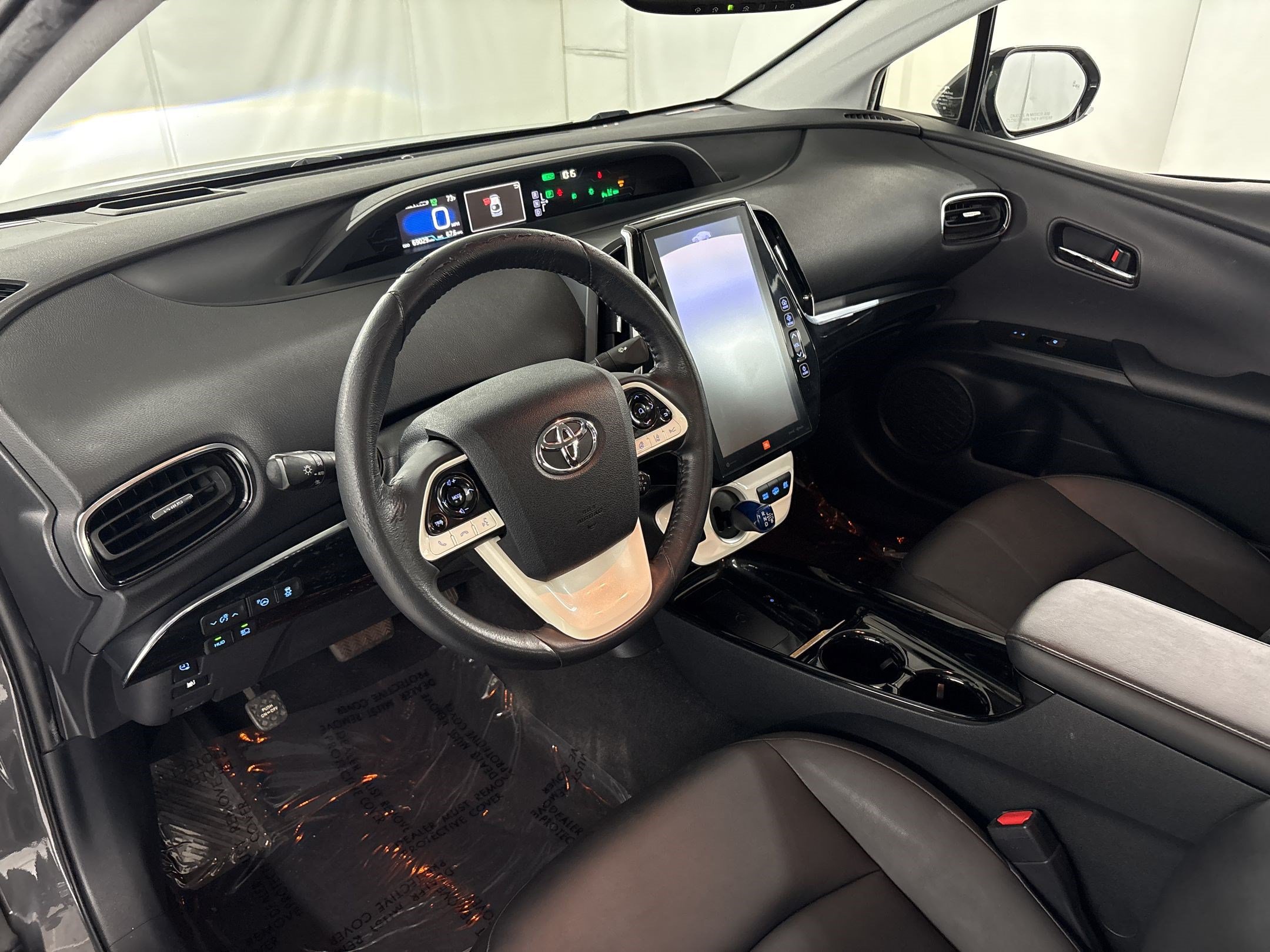 Used 2017 Toyota Prius Prime Advanced w/ Preferred Accessory Package FWD image 4