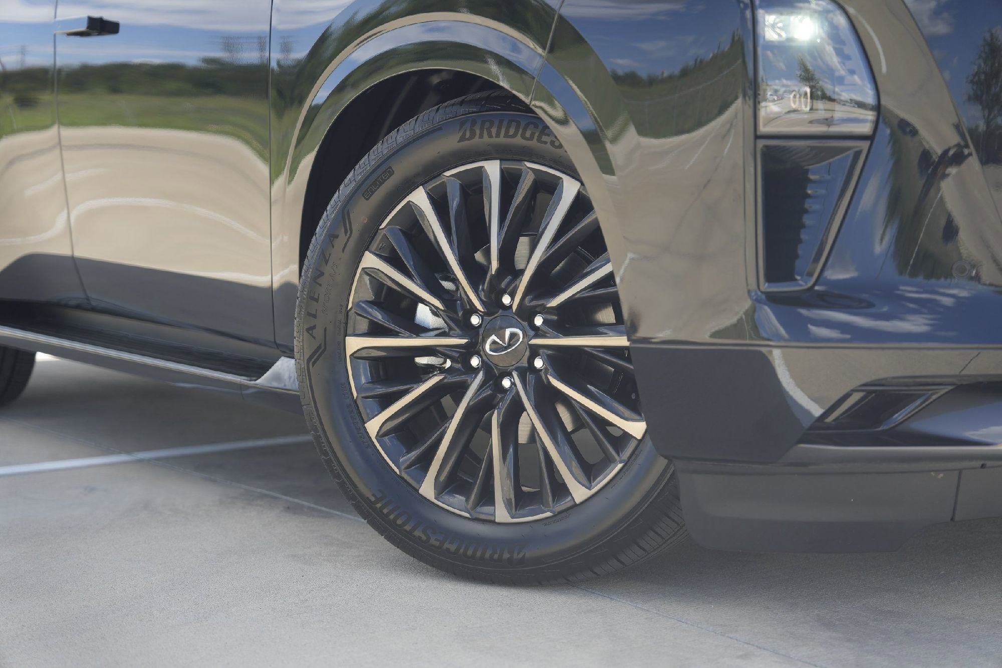 New 2025 INFINITI QX80 Autograph image 2