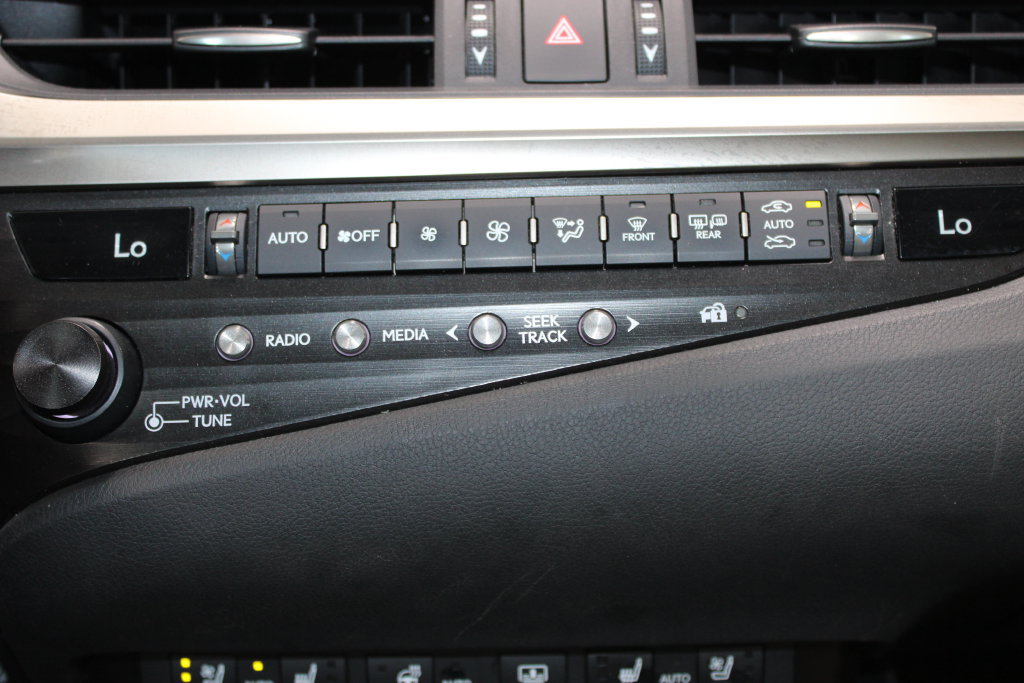 Used 2020 Lexus ES 300h w/ Accessory Package FWD image 31