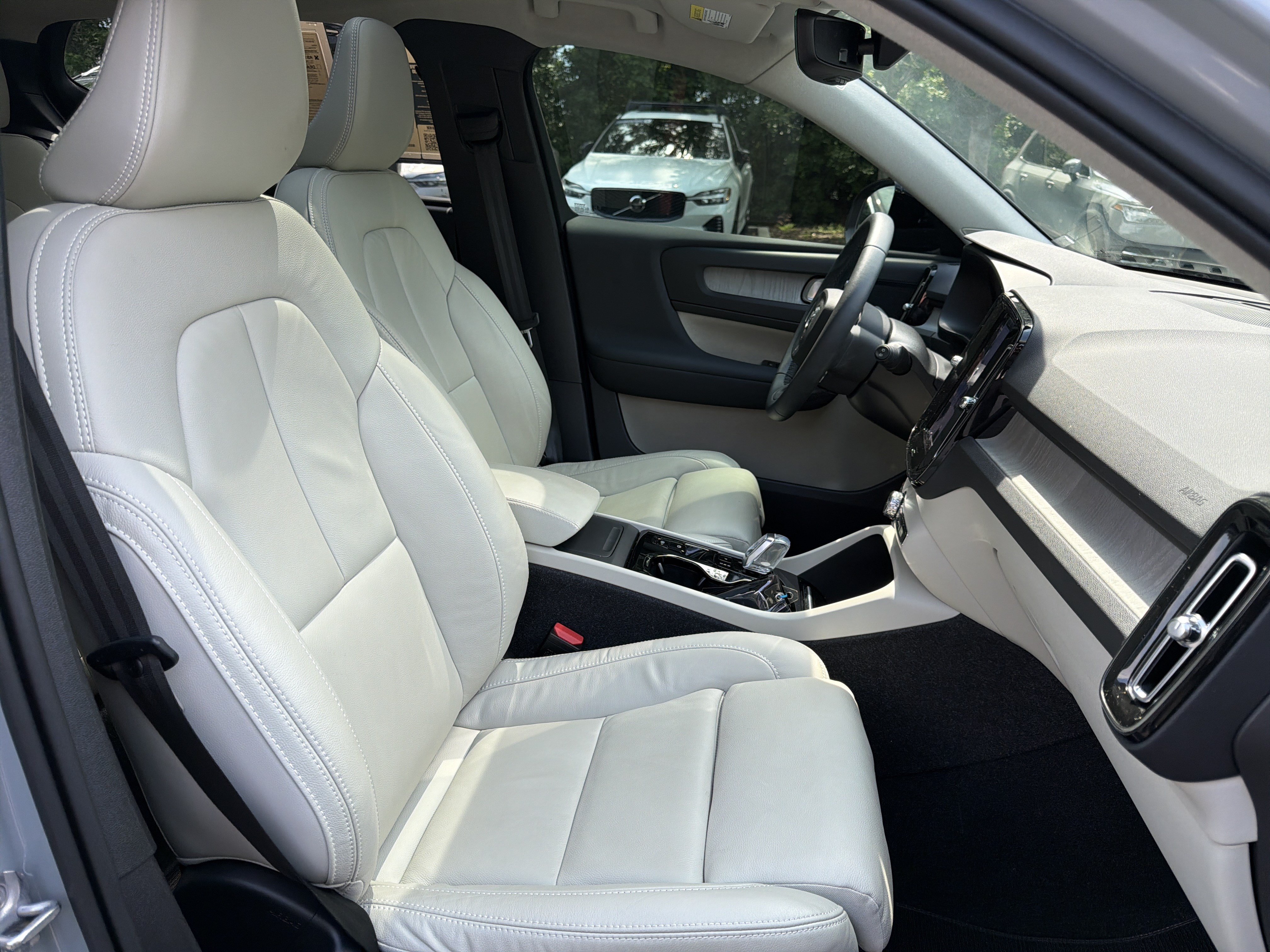 Certified 2024 Volvo XC40 B5 Plus AWD/4WD image 35