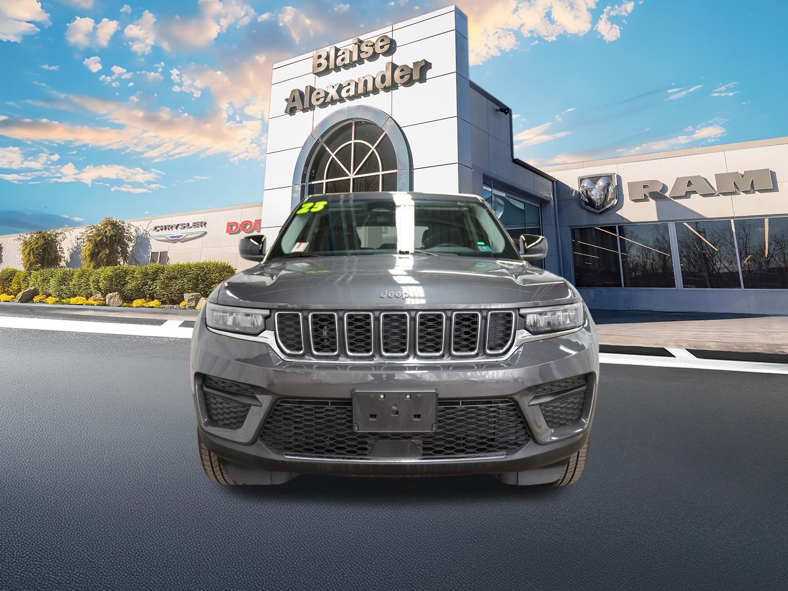 Used 2023 Jeep Grand Cherokee Laredo X image 12