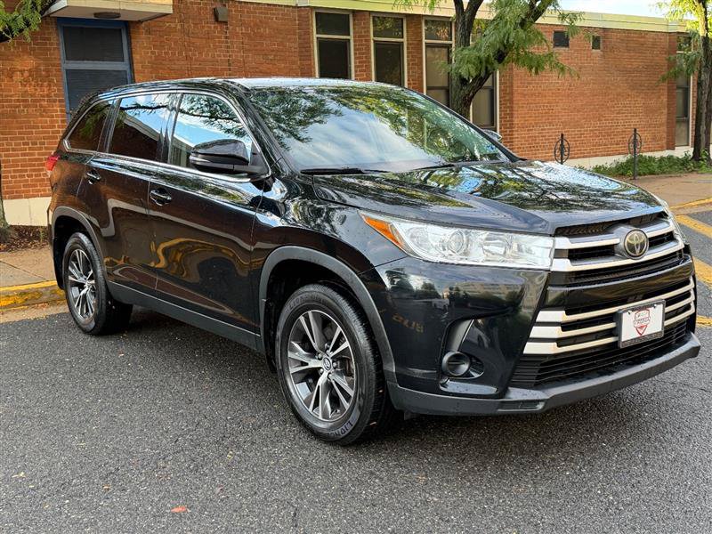 Used 2019 Toyota Highlander LE AWD/4WD image 4